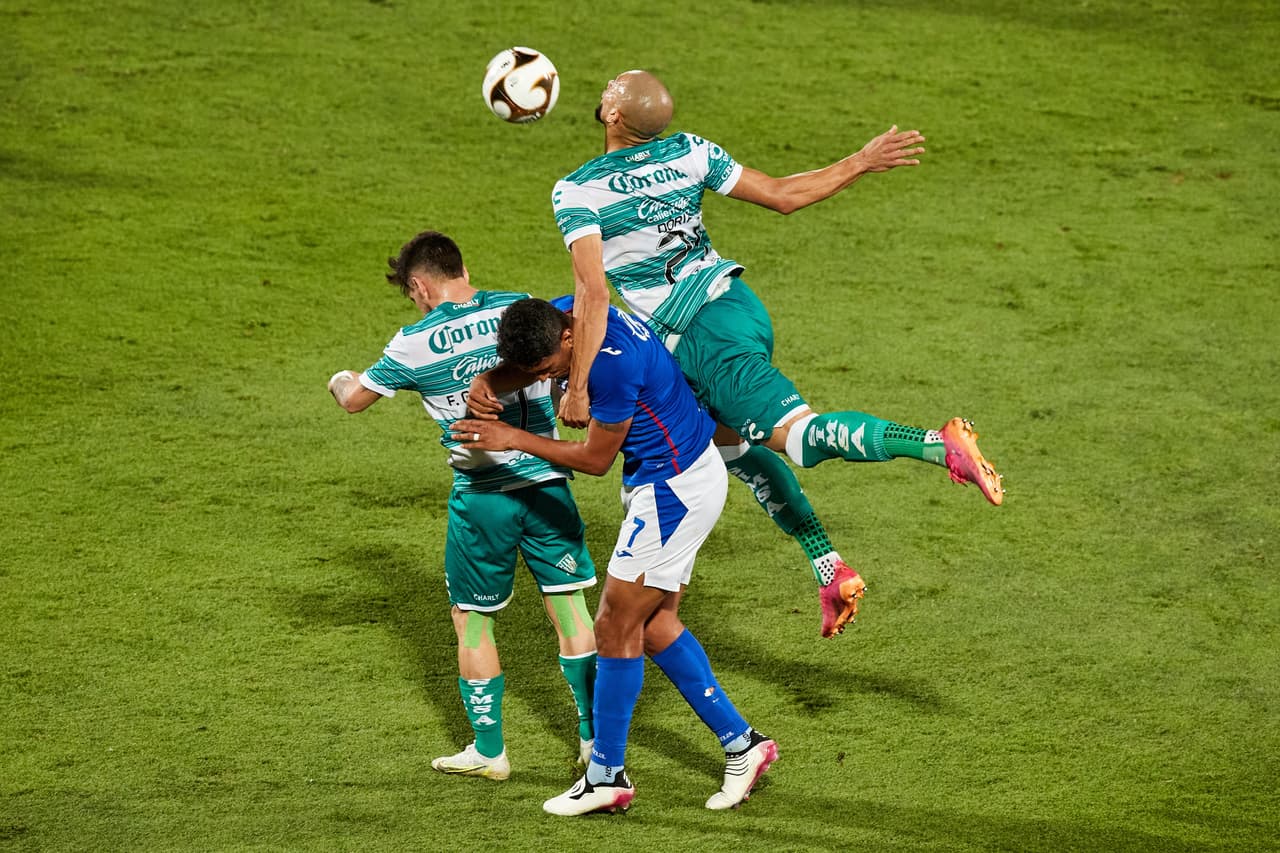Luis Romo se encarga de darle la ventaja a Cruz Azul luego de vencer 0-1 a Santos en el Estadio Corona.