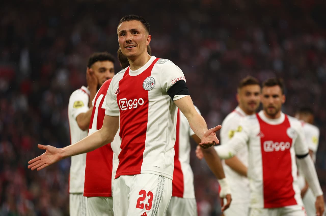 Edson Álvarez metió el quinto gol que redondeó la goleada del Ajax sobre un triste Heerenveen que solo fue comparsa para que alcen un nuevo título de Eredivisie pese al triunfo del PSV.