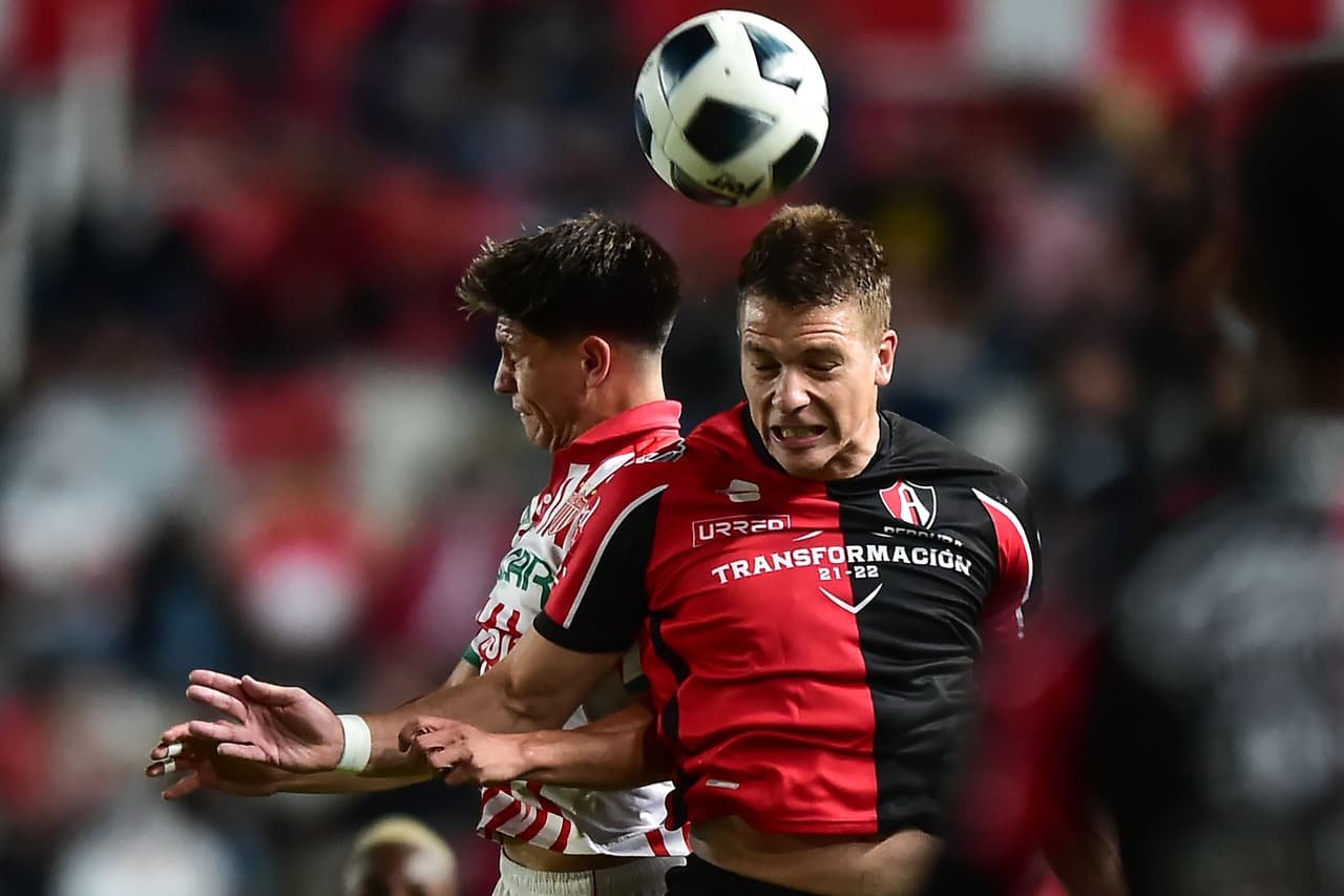 De a poco, el ataque de Atlas comandado por Luis Quiñones y Julio César Furch empezó a carburar y amenazaba con abrir el marcador.