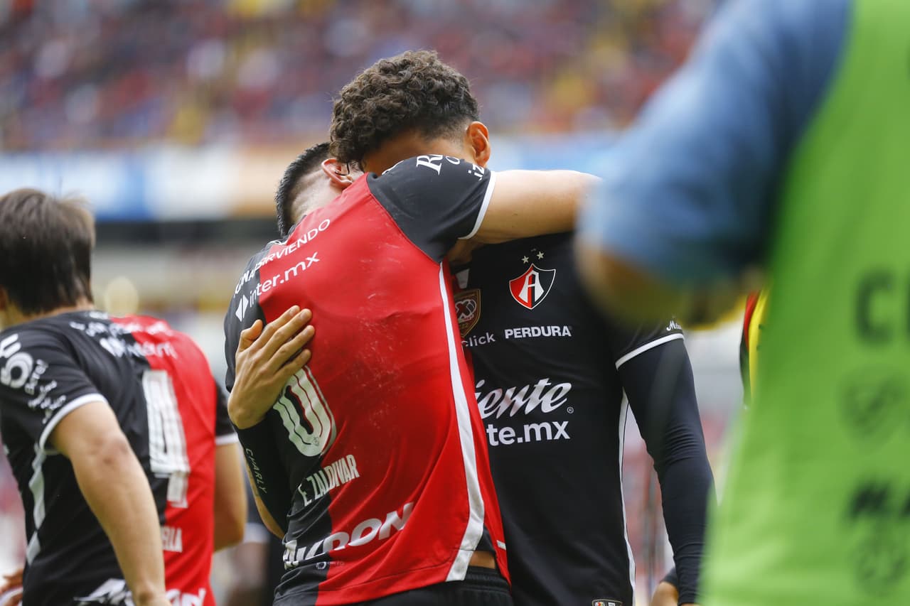 Cruz Azul se quedó con 10 desde el final de la primera parte tras la expulsión de Carlos Rotondi y sumó su segundo derrota consecutiva en el torneo.