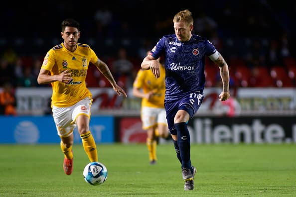 'Polaco' Menéndez fue el elemento que más intentó por los Tiburones Rojos pero no tuvo claridad suficiente.