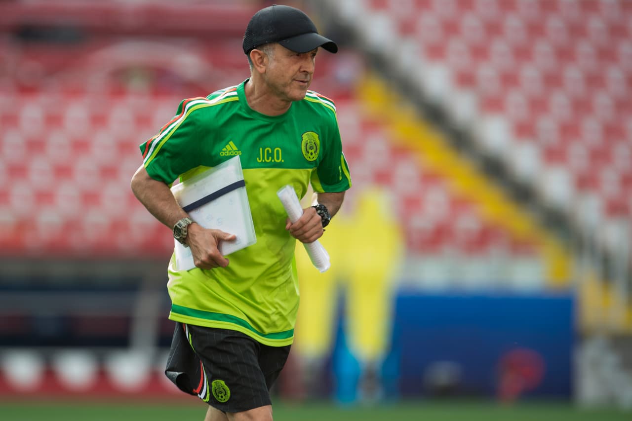 El sistema de rotaciones ha sido la mayor crítica y polémica pues para muchos esto no permite consolidar un equipo ni un estilo. Aún así, antes de la Copa América, mantenía resultados que lo apoyaban.