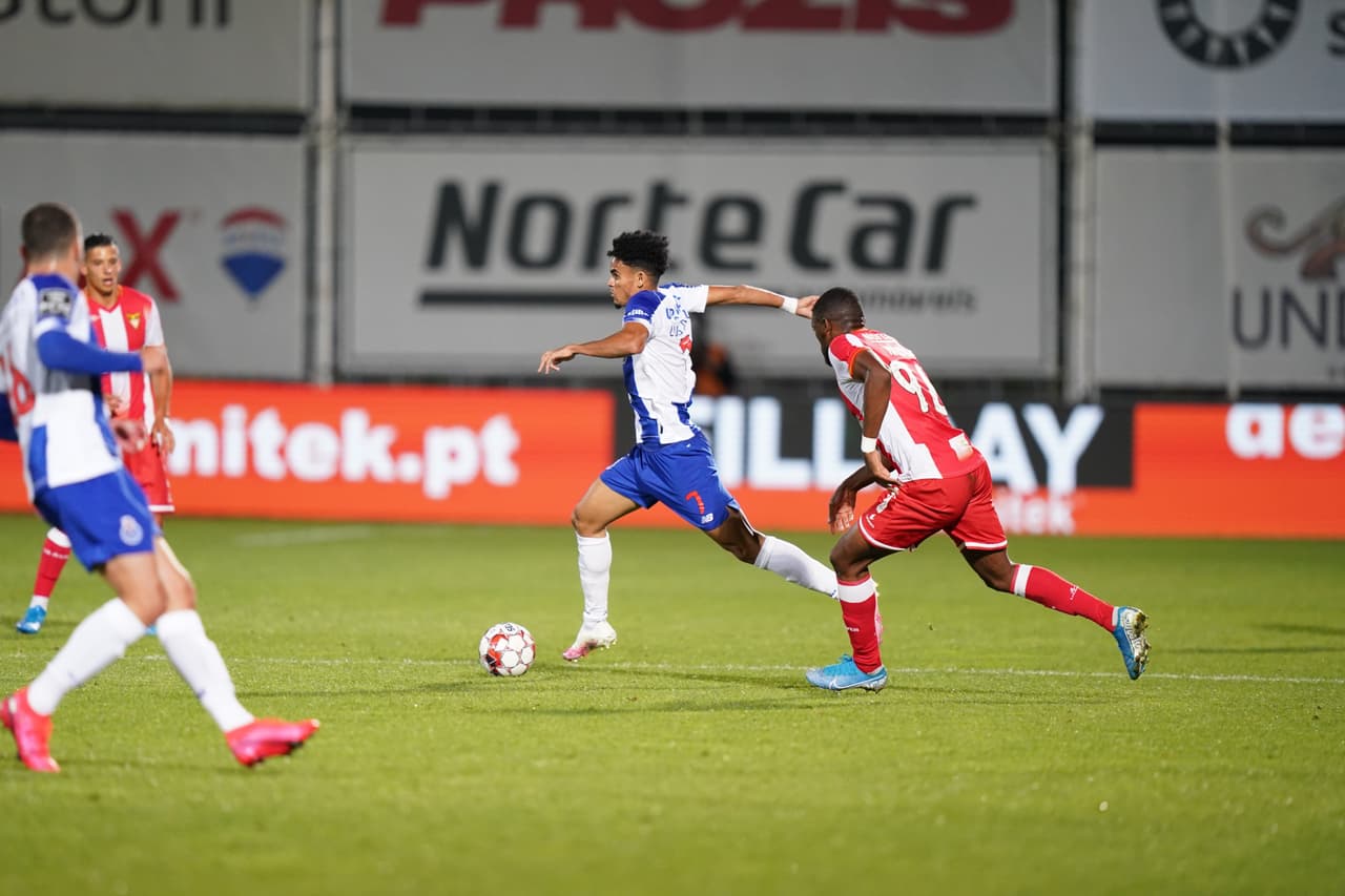 Porto no puede en su visita al CD Aves y terminan empatando 0-0. Al minuto 22 Zé Luís tuvo la oportunidad desde los once pasos, pero no logra aprovechar y el balón termina en las manos del arquero.