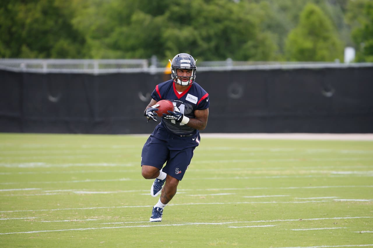 Checa las imágenes del novato receptor de los Houston Texans, Jaelen Strong, durante su sesión de fotos y dentro de los entrenamientos (AP-NFL).