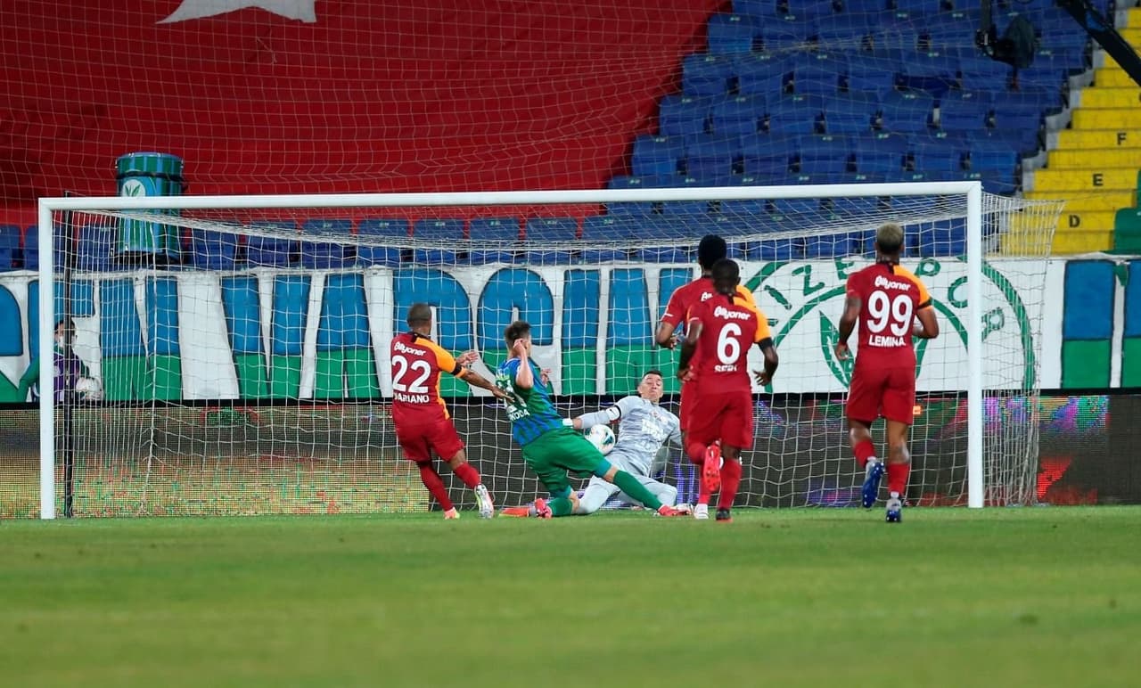 - El portero se quedó tendido en el terreno de juego gritando de manera desesperada por el dolor que representó la fractura de tibia y peroné.
<br>- A su vez, esta lesión significa que es prácticamente imposible verlo de nueva cuenta en las canchas durante este 2020.