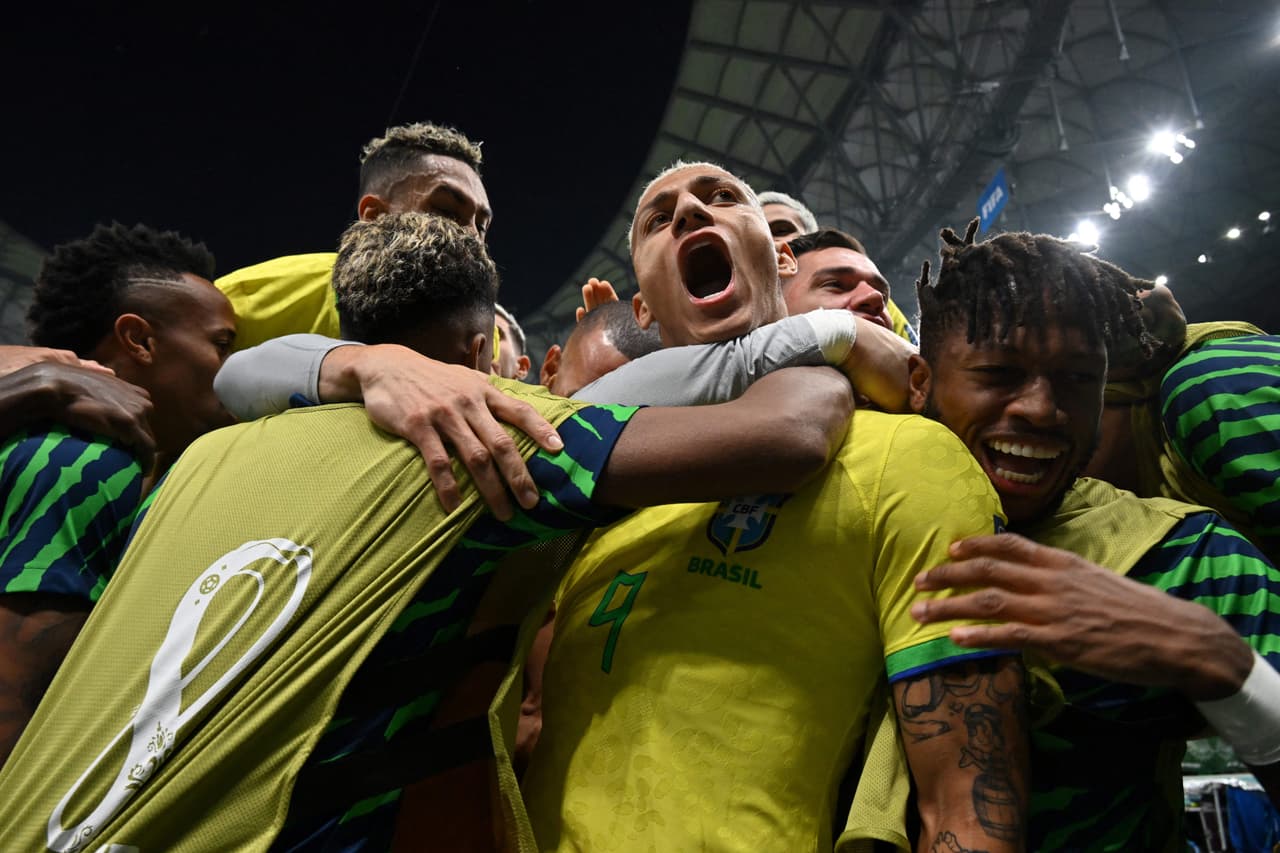 Brasil venció dos goles por cero a Serbia en su debut en La Copa del Mundo Qatar 2022 con la oportunidad de haber visto el mejor gol del Mundial de parte de Richarlison, en el mismo encuentro donde Neymar se fue lastimado y queda esperar saber si está lastimado o su salida fue sólo precaución.