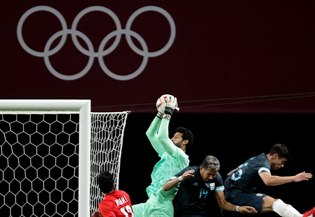 Argentina despierta y logra vencer a Egipto por la mínima en su segundo juego en Juegos Olímpicos. Facundo Medina fue el héroe argentino, quien logró convertir el gol al minuto 7' del encuentro. Se medirán por su pase a Cuartos contra España, mientras que los egipcios harán lo propio ante Australia.