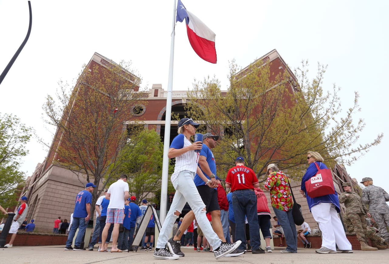 La fiesta en los partidos de comienzo de temporada de la MLB tuvo como ingrediente especial el colorido del que son elemento clave los protagonistas y los fanáticos en todos los escenarios.