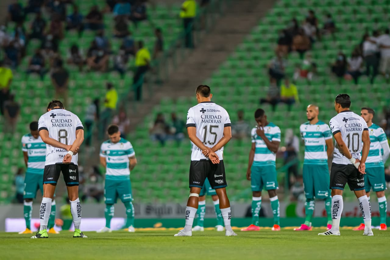 Santos no se despeinó y sin acelerar le pasó por encima a unos Gallos Blancos de Querétaro que se desfondaron desde el primer tiempo en un partido muy ligero para los de Guillermo Almada.