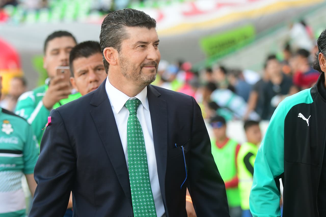 Santos apostó por mantener a José Manuel de la Torre para este torneo esperando que su estrategia y disciplina regresen el fútbol a la comarca. La prueba de fuego del ‘Chepo’ con los guerreros será evadir como sea el descenso, el cual está a unos puntos de distancia.