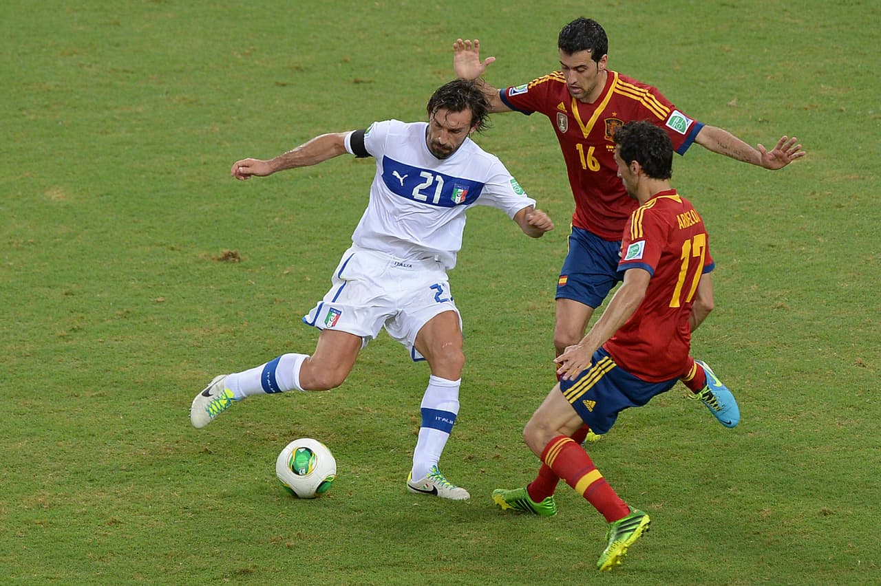 Con cuatro hombres en círculo central (Pirlo, De Rossi, Marchisio y Candreva), Italia superó a los tres centrocampistas españoles: Busquets, Iniesta y Xavi Hernández.