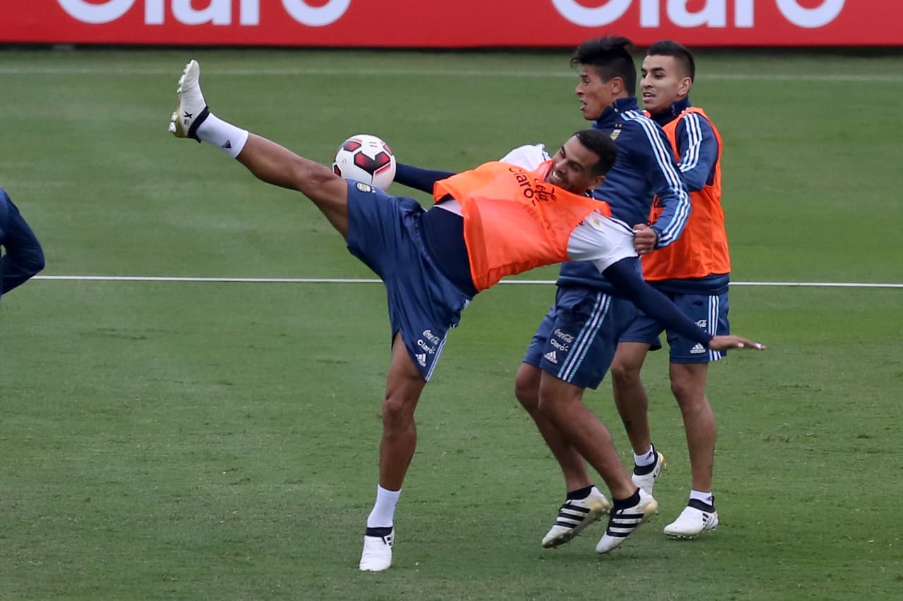 La Albiceleste se ejercitó en el estadio limeño Alberto Gallardo, de Sporting Cristal, club que entregó a Bauza una placa en reconocimiento a su labor como entrenador del equipo celeste durante los 2004 y 2005.