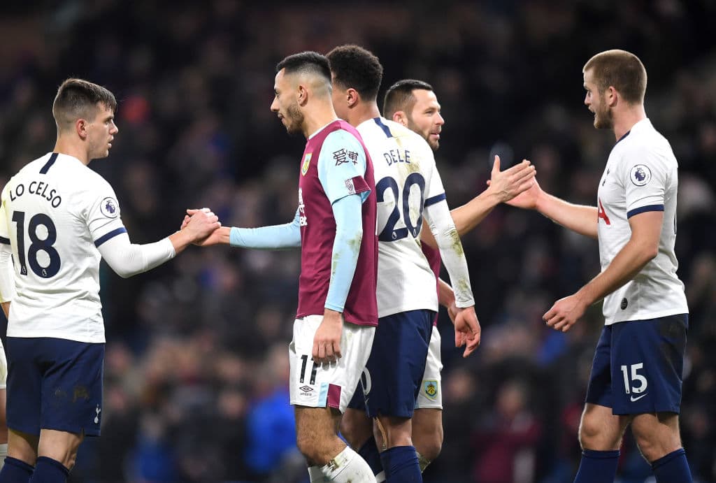 Los jugadores del Burnley y el Tottenham, no se saludaron en el protocolo de la Premier League, pero se despidieron de mano.