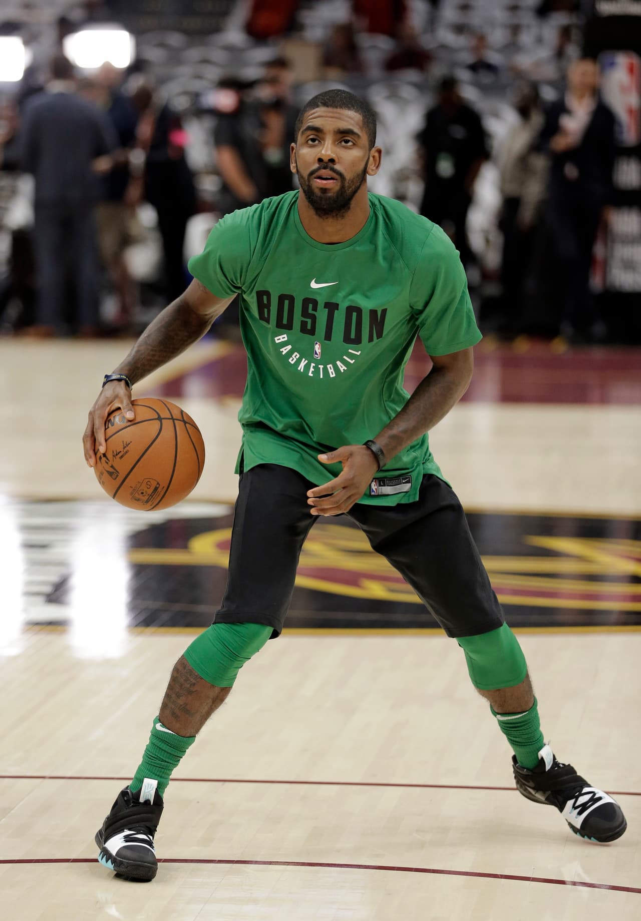 Kyrie no se amedrentó con las críticas de sus exaficionados, su meta ahora es llevar lejos a Boston y brillar con luz propia, lejos de los reflectores y atención generada por LeBron James.