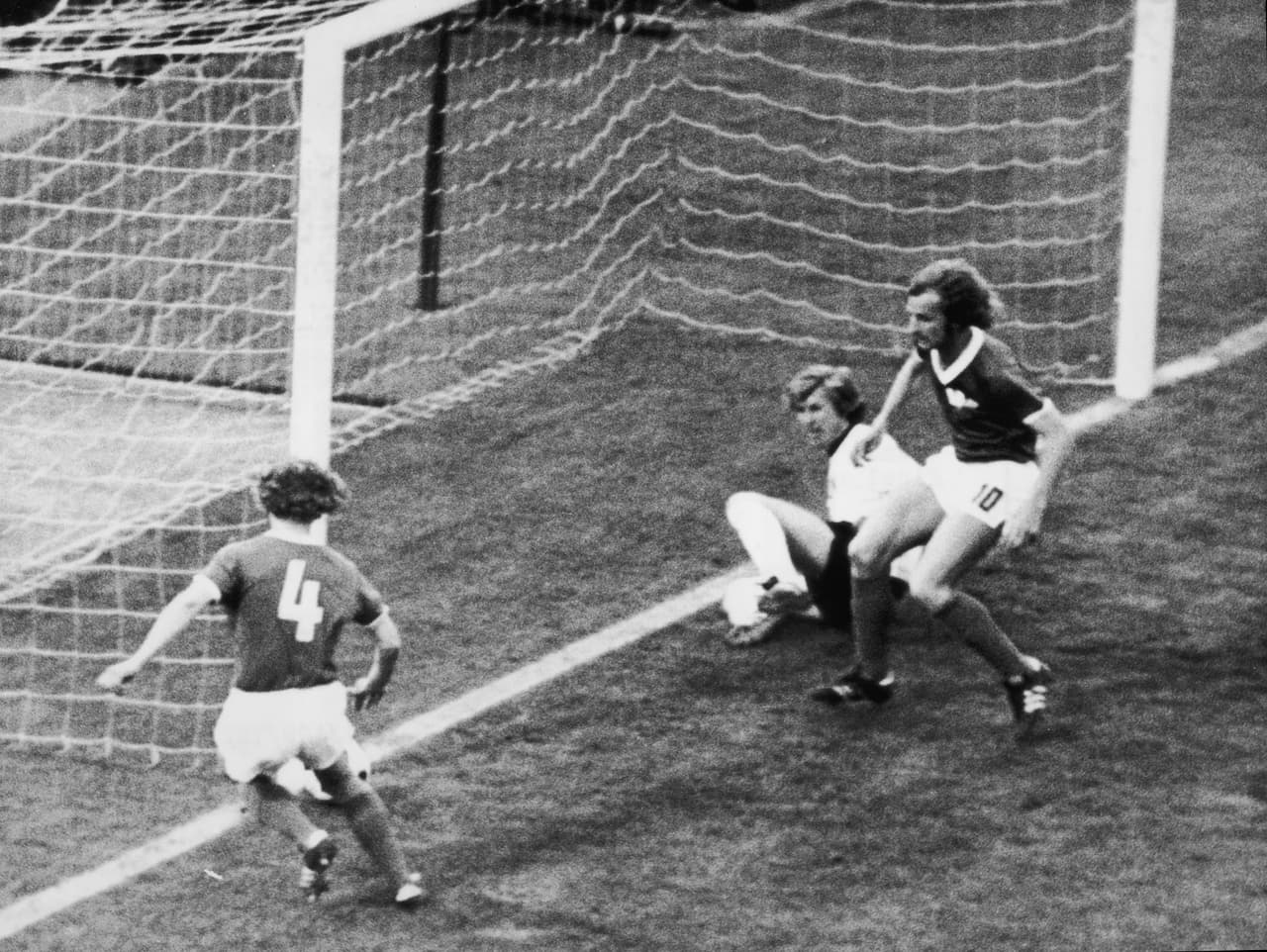 Alemania Oriental fue otra fugaz participante, aunque existió durante más tiempo. Estuvo en el Mundial de Alemania 1974, donde se enfrentó a Alemania Federal, local y vencedor por 1-0.