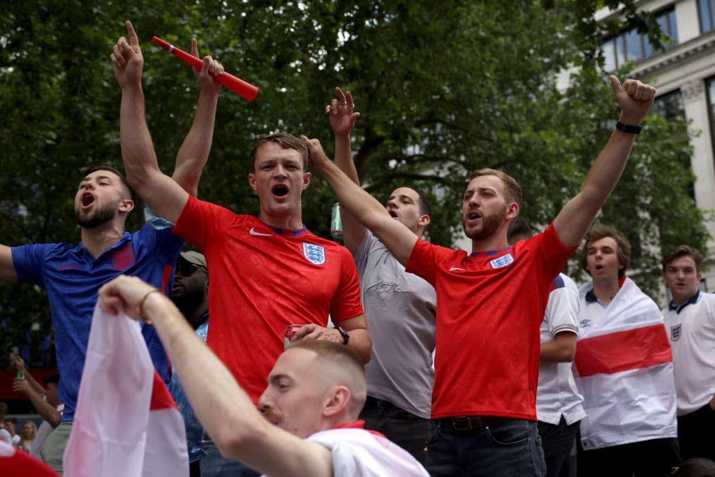 Hubo una guerra de botellas que culminó en muchos cristales rotos.