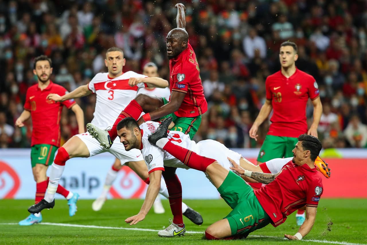 Portugal sigue con vida para clasificar al Mundial Qatar 2022 al vencer en casa 3-1 a Turquía, que falló un penal en los últimos minutos que era el empate en el Repechaje UEFA.