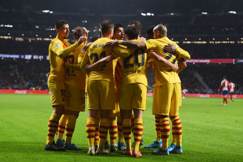 Los jugadores del Barcelona festejan el tanto de la victoria.