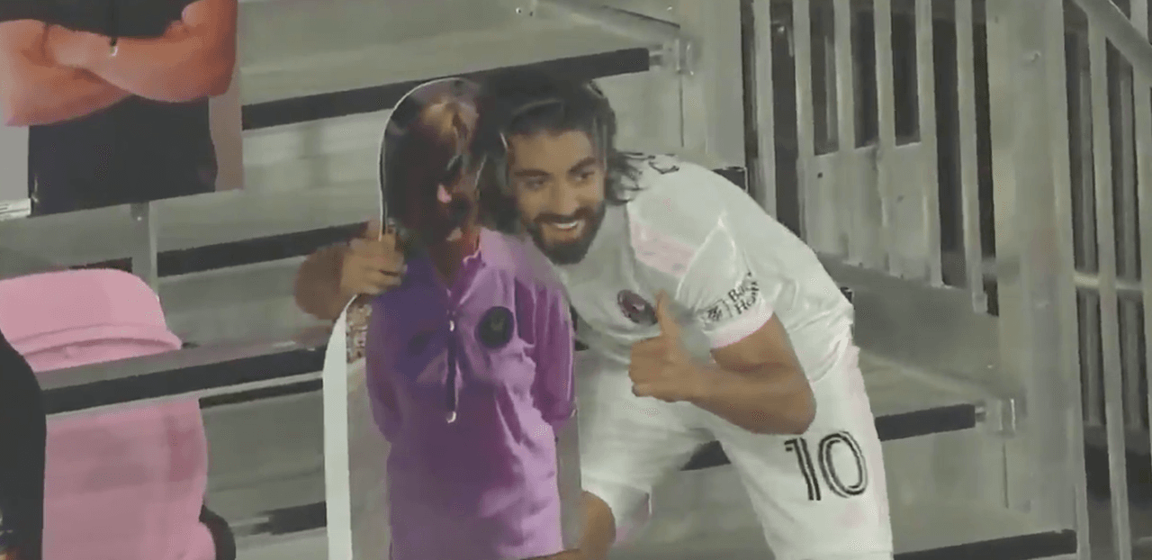 Rodolfo Pizarro se estrena en estadio de Inter Miami y posa con aficionada de cartón
