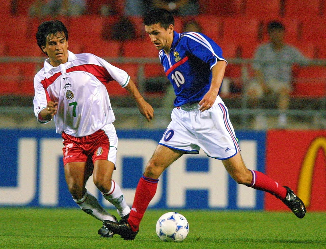 El Tri cerraría la fase de grupos midiéndose al campeón de la Euro, Francia pulverizaría la defensa de los mexicanos con una contundente goleada de 4-0.