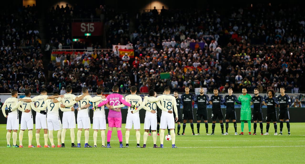 Los equipos rindieron de nuevo homenaje al Chapecoense y las víctimas del accidente aéreo del pasado 28 de noviembre en Colombia. Todo en medio del ambiente previo para el partido.
