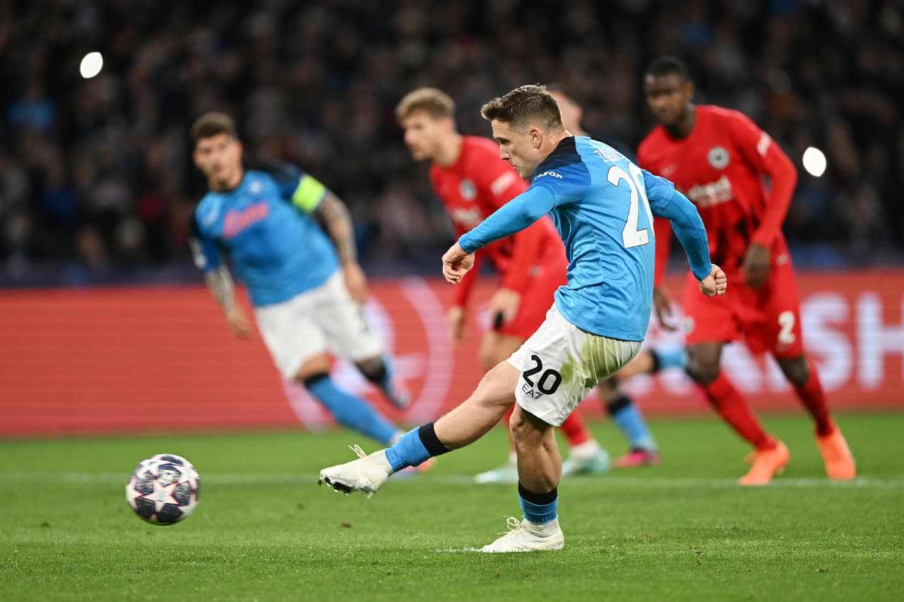 Napoli venció 3-0 al Eintracht Frankfurt con doble de Osimhen y uno más de Zielinski; 'Chucky' Lozano entró al 67'.