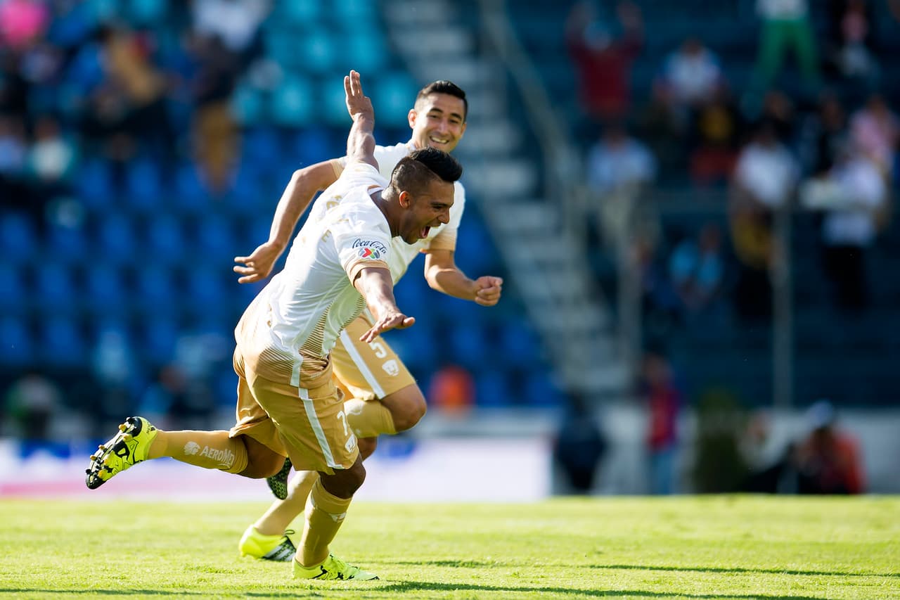A esto debemos agregarle el movimiento que hizo Guillermo Vázquez al cambiar a Javier Cortés de la banda a la contención donde ha funcionado muy bien, tapando un espacio que antes era de Cabrera.