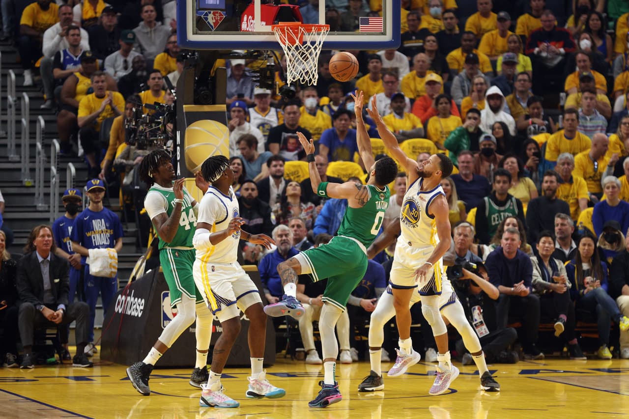 Los Boston Celtics vinieron de atrás en los últimos minutos para derrotar a los Goden State Warriors en el Juego 1 de las NBA Finals.