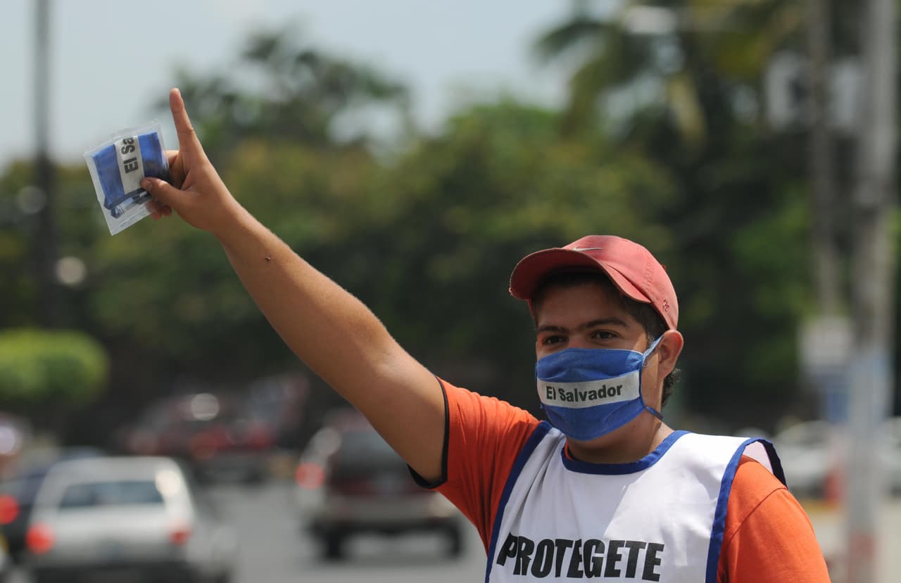 En algunas avenidas de la ciudad de San Salvador, algunos aficionados regalaban y vendían cubrebocas para ‘protegerse’ de la Influenza que los mexicanos ‘habían’ llevado a El Salvador. Incluso en algunos medios se hizo el llamado para que los aficionados asistieran con mascarillas al estadio.