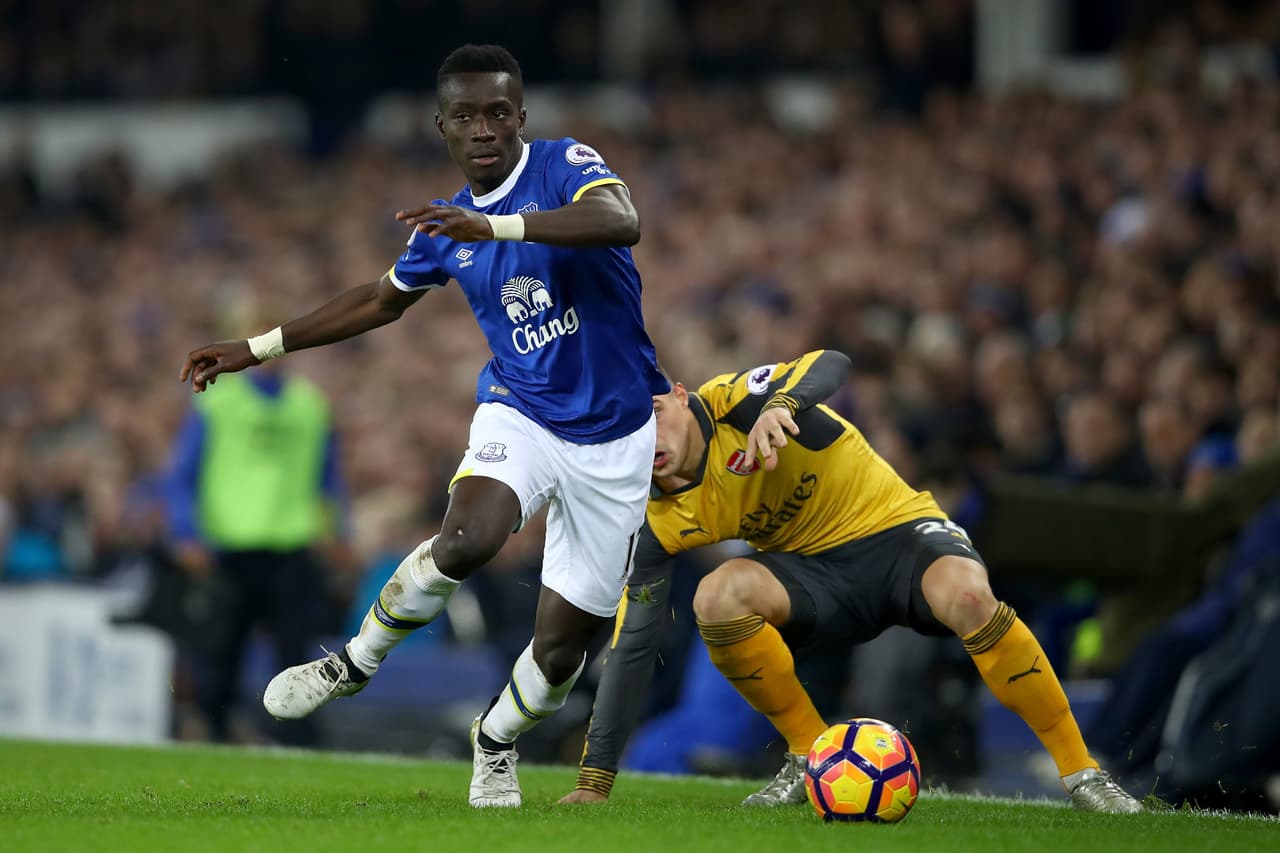 El senegalés Idrissa Gueye juega de pivote del Everton y será dura baja para su club.
