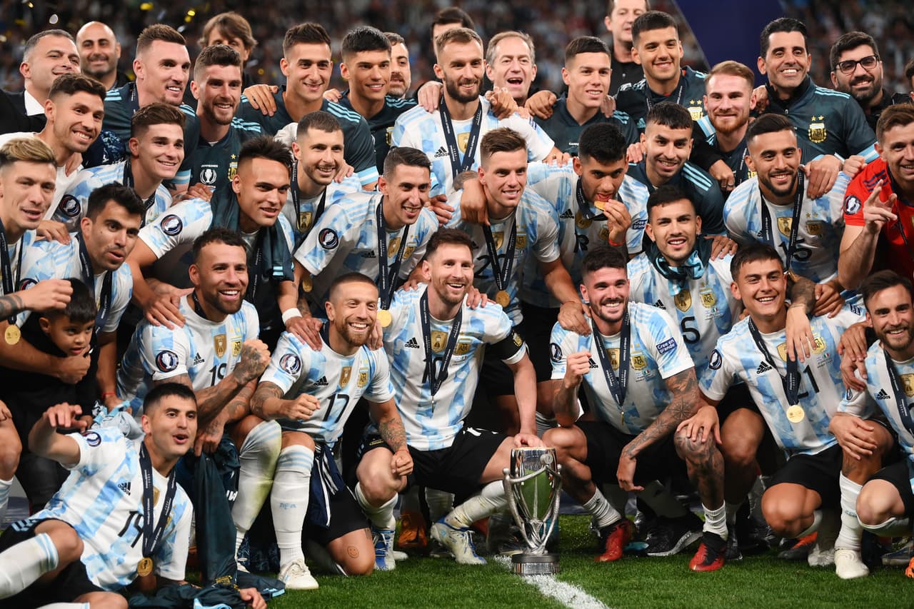 Así celebraron Argentina y Lionel Messi tras golear 0-3 a Italia para levantar la Finalissima en Wembley.