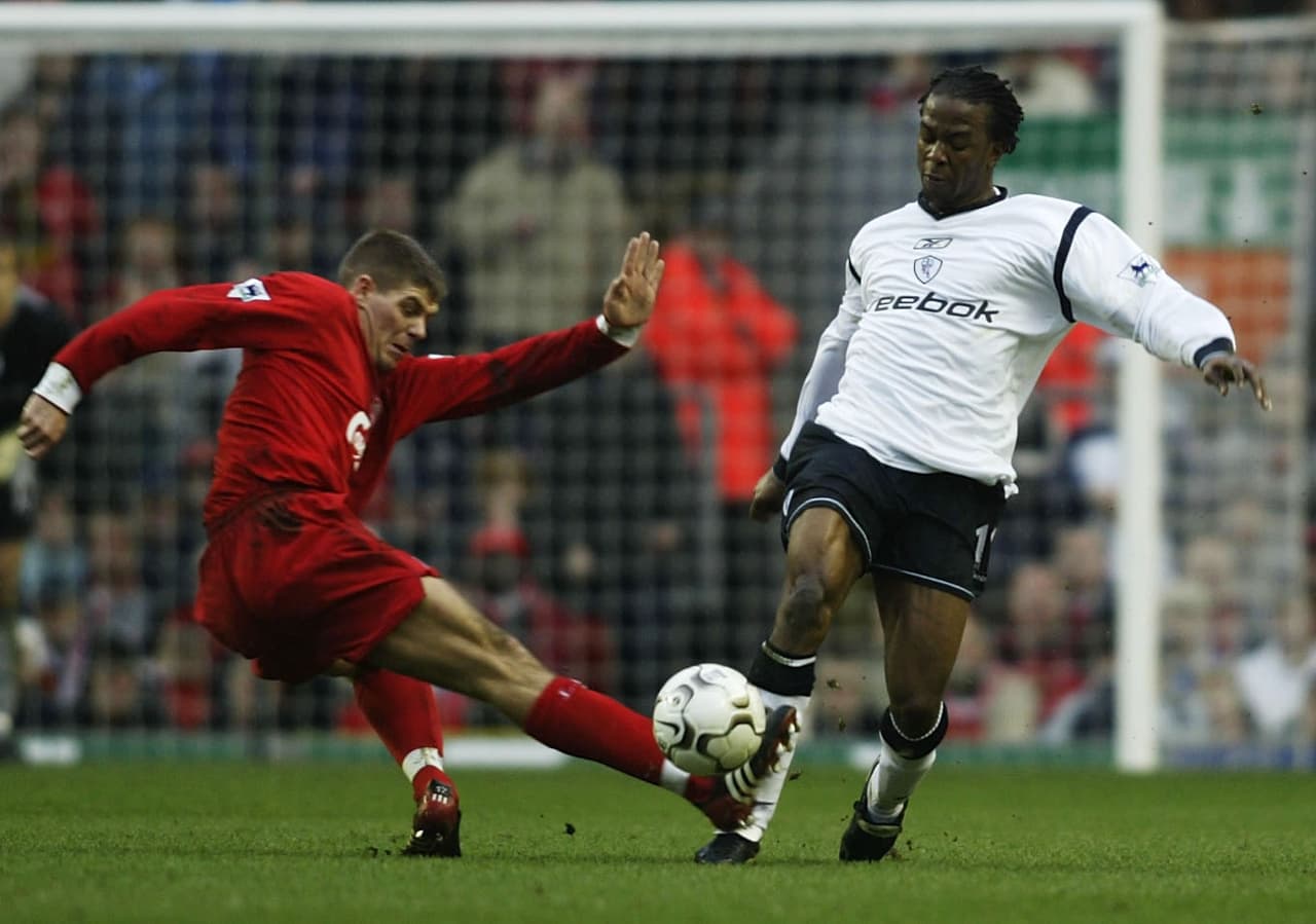 El legendario Jay-Jay Okocha es uno de los mejores futbolistas que vistió la camiseta del Bolton.