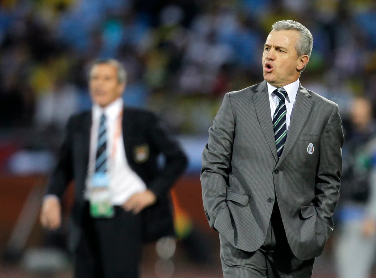 Gracias a su buen desempeño y buen trabajo, es llamado para conseguir la clasificación a la Copa del Mundo Corea del Sur / Japón. Se convierte en DT de la Selección Mexicana de Futbol del 2001 al 2002.