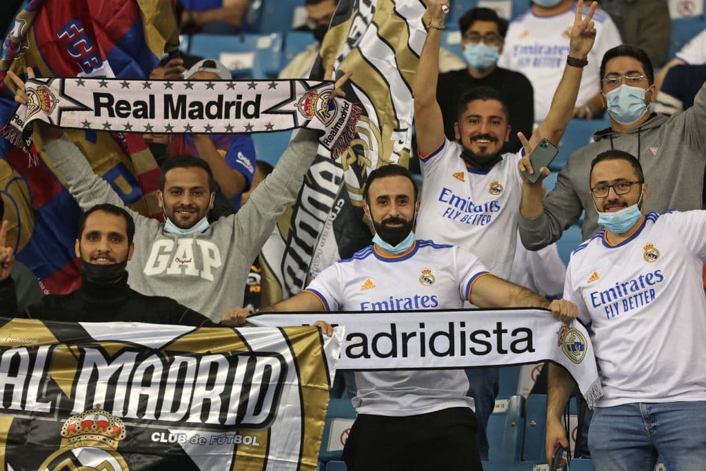 Real Madrid se lleva el clásico en la semifinal de la Supercopa de España en tiempo extra con marcador de 3-2, afianzando su pase a la final. Luuk de Jong y Ansu Fati anotaron a favor de los culés, pero Vinicius Jr, Karim Benzema y Federico Valverde le dieron el triunfo a los de Ancelotti.