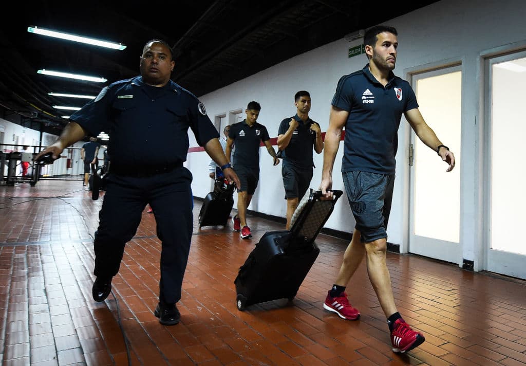 Otras fuentes indican que una opción que maneja la Conmebol para la reunión de este martes es jugar la final River vs Boca el sábado 1 de diciembre en Asunción, Paraguay, a puerta cerrada. Una final aún más desnaturalizada.