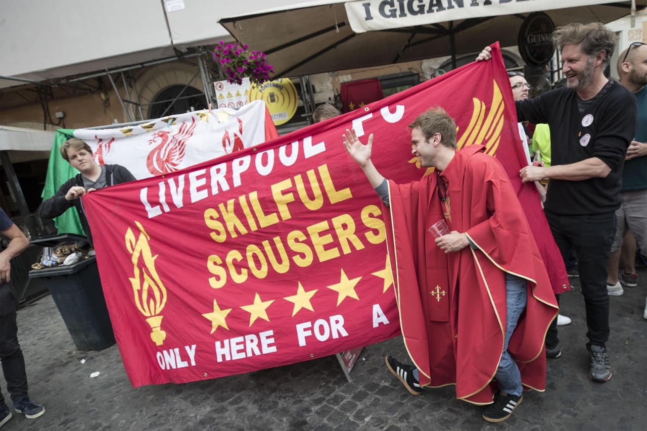 Los aficionados del Liverpool se tomaron las calles de Roma y montaron una gran fiesta en la previa del partido de Champions League entre su equipo y la Loba. Familiares, amigos, recién conocidos, todos se unieron para teñir de rojo la capital italiana.