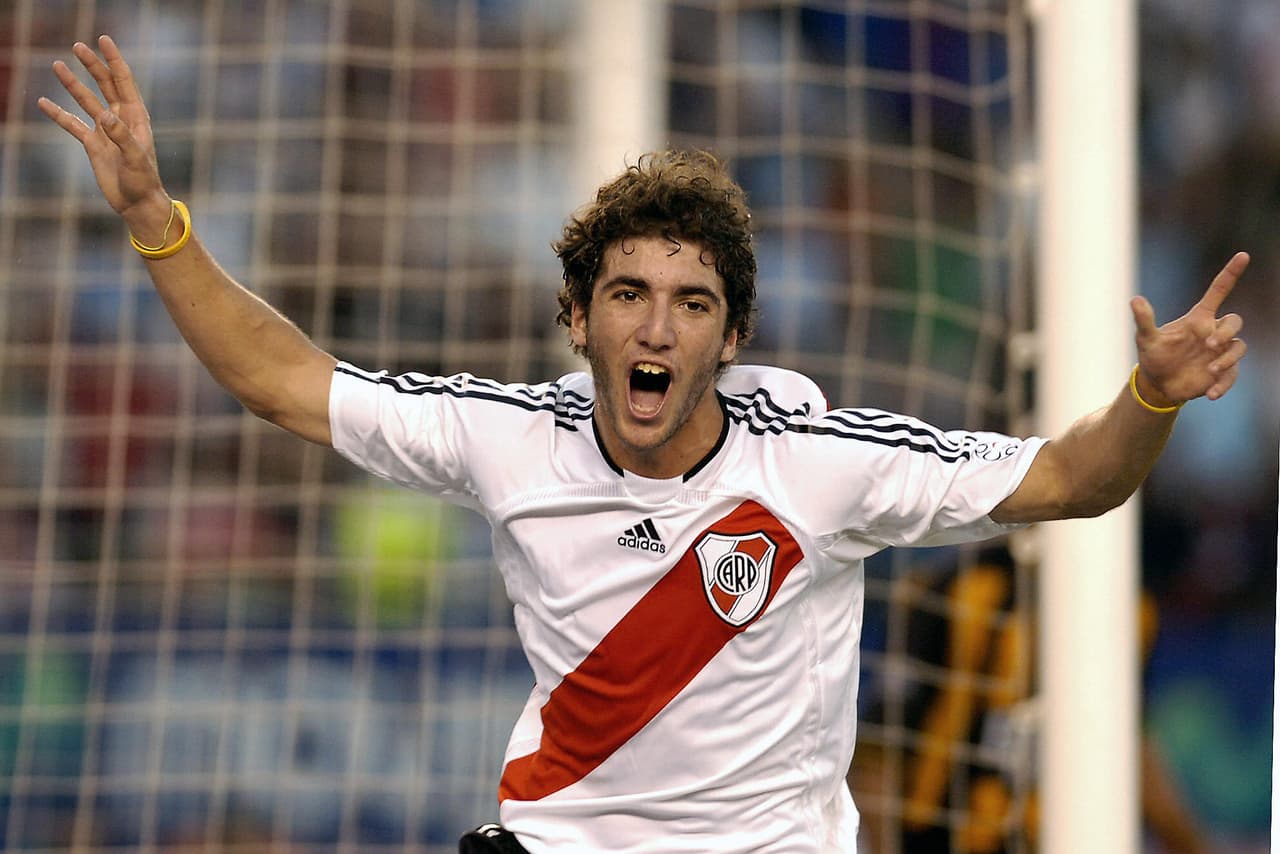 Gonzalo Higuaín llegó del River Plate al Real Madrid sin mucha propaganda en diciembre del 2006 y terminaría siendo un delantero muy efectivo y increíblemente cuestionado por las tribunas del Santiago Bernabéu.