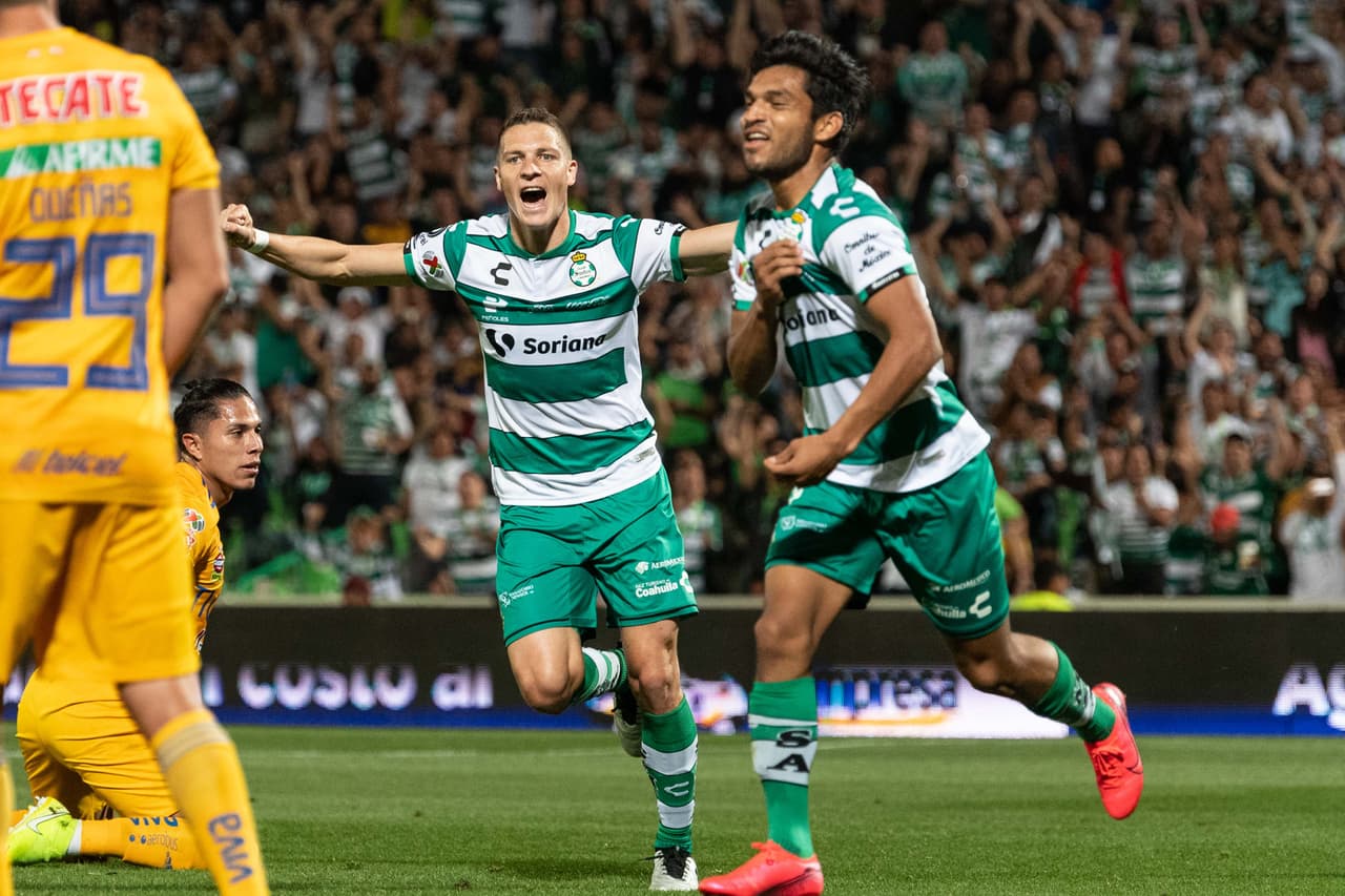 Eduardo Aguirre puso el primer tanto del partido al minuto 39 luego de un rechace de Nahuel Guzmán, le quedó en una segunda oportunidad y los locales rompieron el cero.