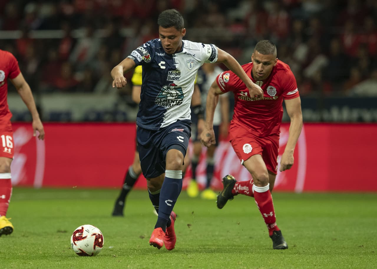 Pachuca se para bien en el terreno de juego y poco a poco se adueña de la pelota.