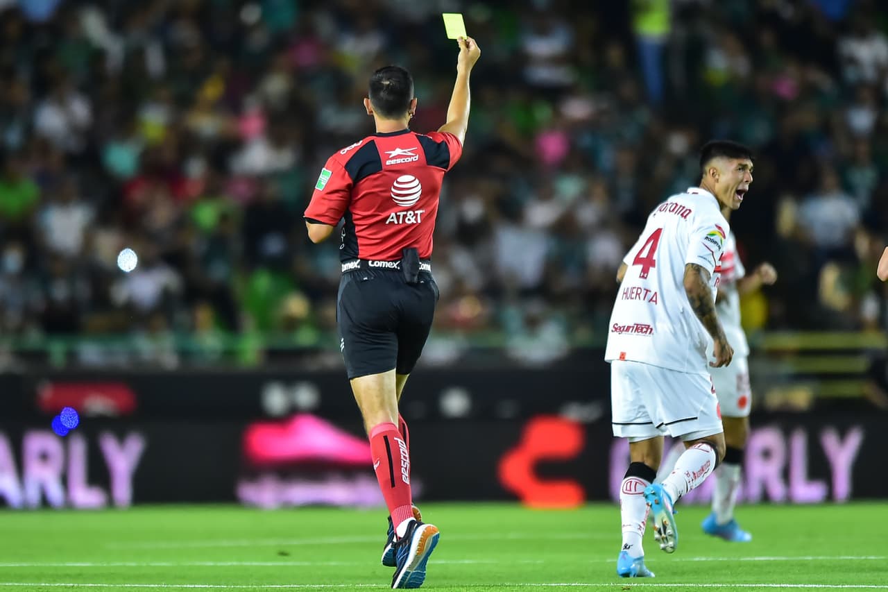 El encuentro no fue rudo, solo dos amarillas se msotraron. Ambos equipos se dedicaron a jugar.