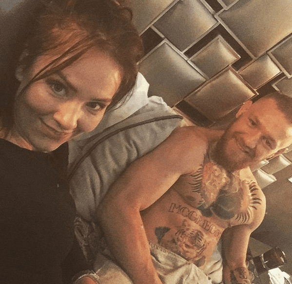 Eso sí, su mujer sabe que la puesta en forma de su pareja es clave y ahora, a pesar de que ya cuenta con todo un equipo, se mantiene atenta de que Conor no olvide sus raíces.