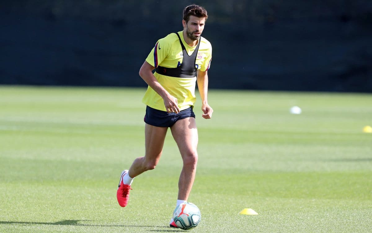 Los jugadores entrenan con distancia de seguridad y hacen ejercicios con y sin balón.