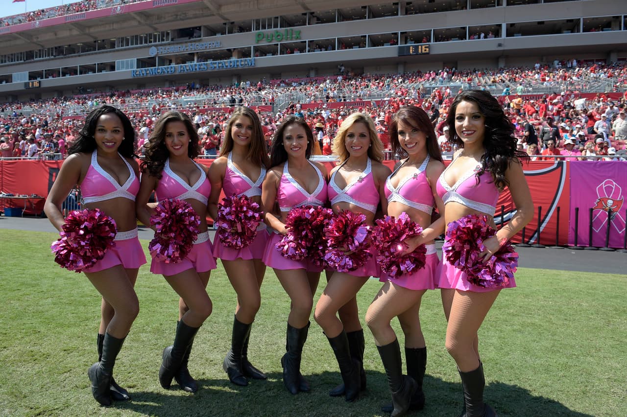 Esta porrista de los Tampa Bay Buccaneers te deslumbrará con esos bellos ojos y hermosa silueta.