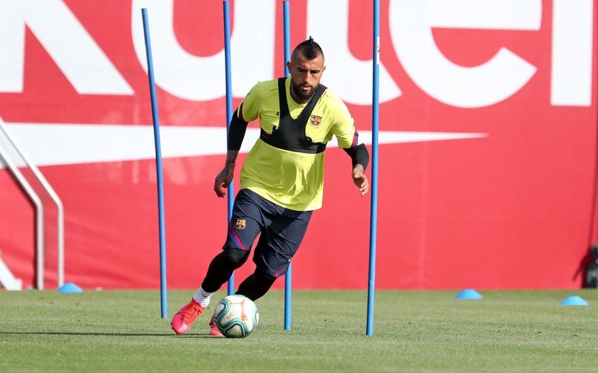Los jugadores entrenan con distancia de seguridad y hacen ejercicios con y sin balón.