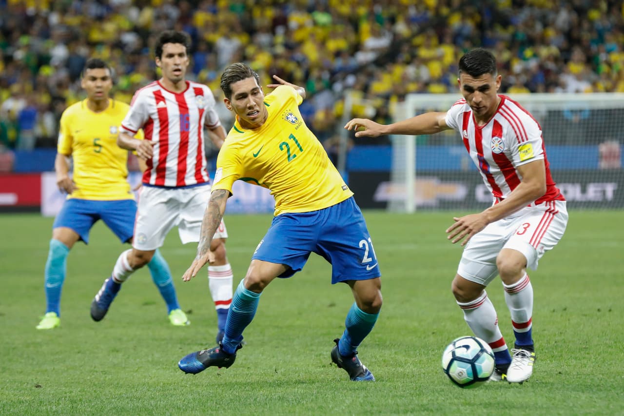 Aunque Brasil era dominador claro, le cedía el balón a Paraguay con la idea de hacer que saliera de su zona y asñi encontrar espacios.