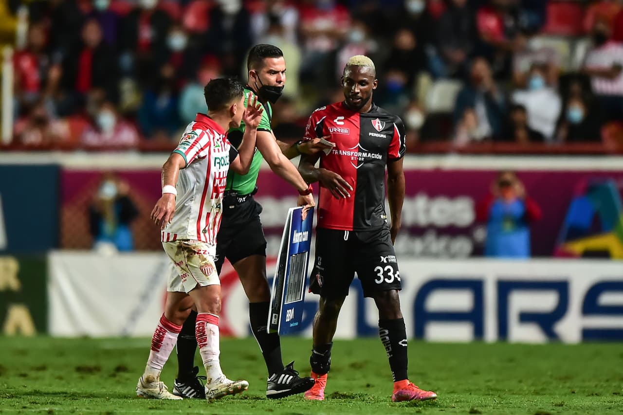 Los reclamos de los Rayos no se hicieron esperar, ya que pidieron al árbitro central consultar la jugada con el VAR.