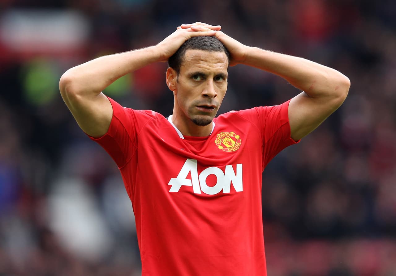 El defensa Rio Ferdinand también se lastimó mientras jugaba videojuegos, pues en su casa sonó el teléfono y el inglés, quien estaba cómodo sentado, es estiró y por el esfuerzo se lesionó el tendón de la corva, ubicado en la parte posterior de la pierna.