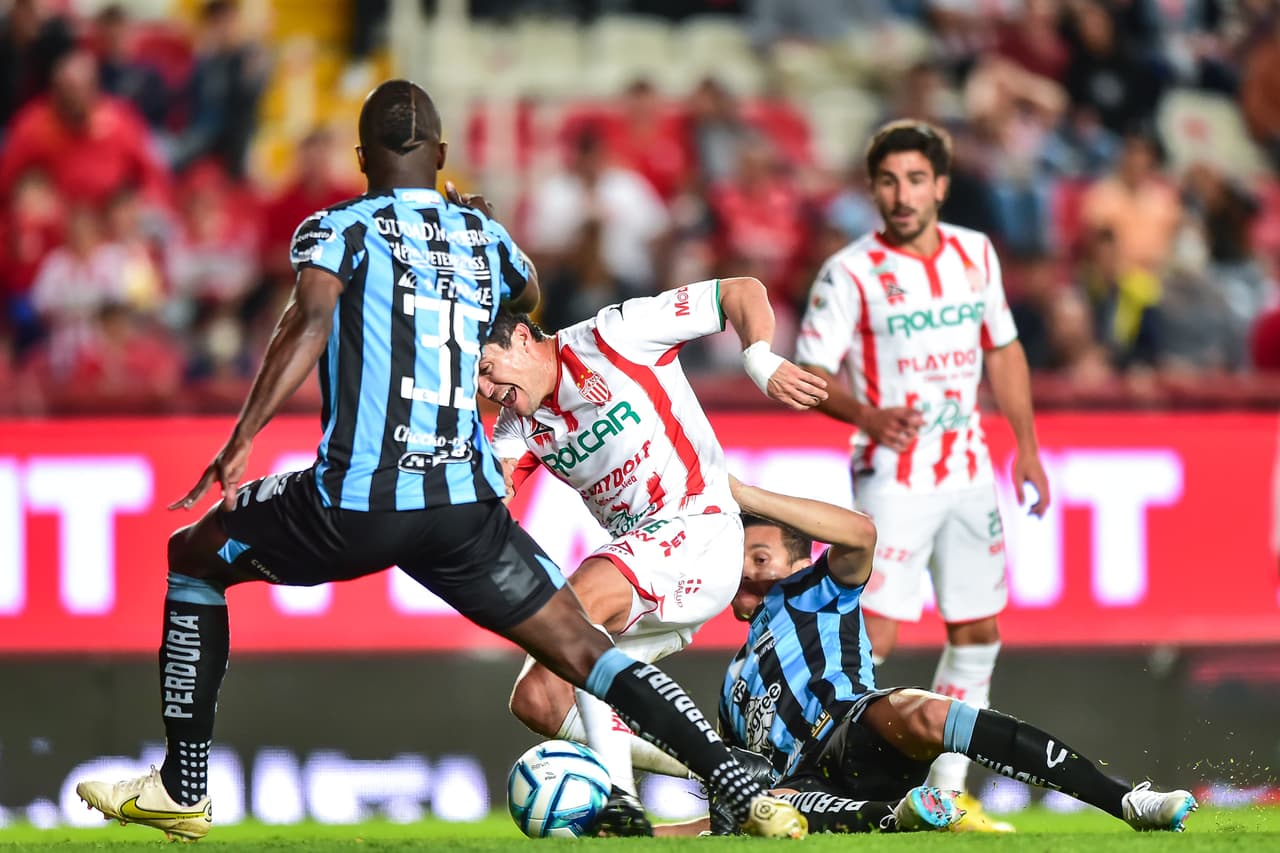 Necaxa y Gallos Blancos dividen puntos en un encuentro que terminó con emoción al límite.