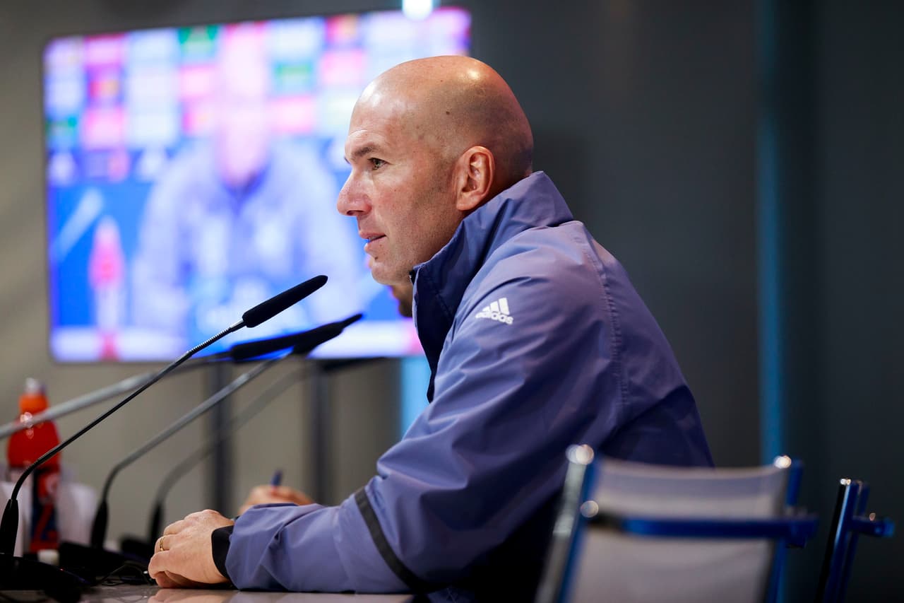 Sin embargo, ante este y otros cuestionamientos de la prensa especializada, Zidane ha mantenido la compostura y ha cerrado las divisiones. Muy correcto en sus declaraciones.