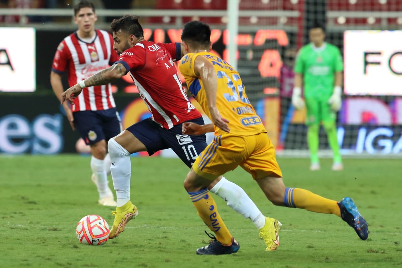 Los errores en la primera parte en propia puerta y en la del rival condenaron a Chivas antes de la media hora de juego. Juan Pablo Vigón anotó doblete y para el segundo tiempo, un error más de Miguel Jiménez permitió que Samir Caetano anotará el 0-3.